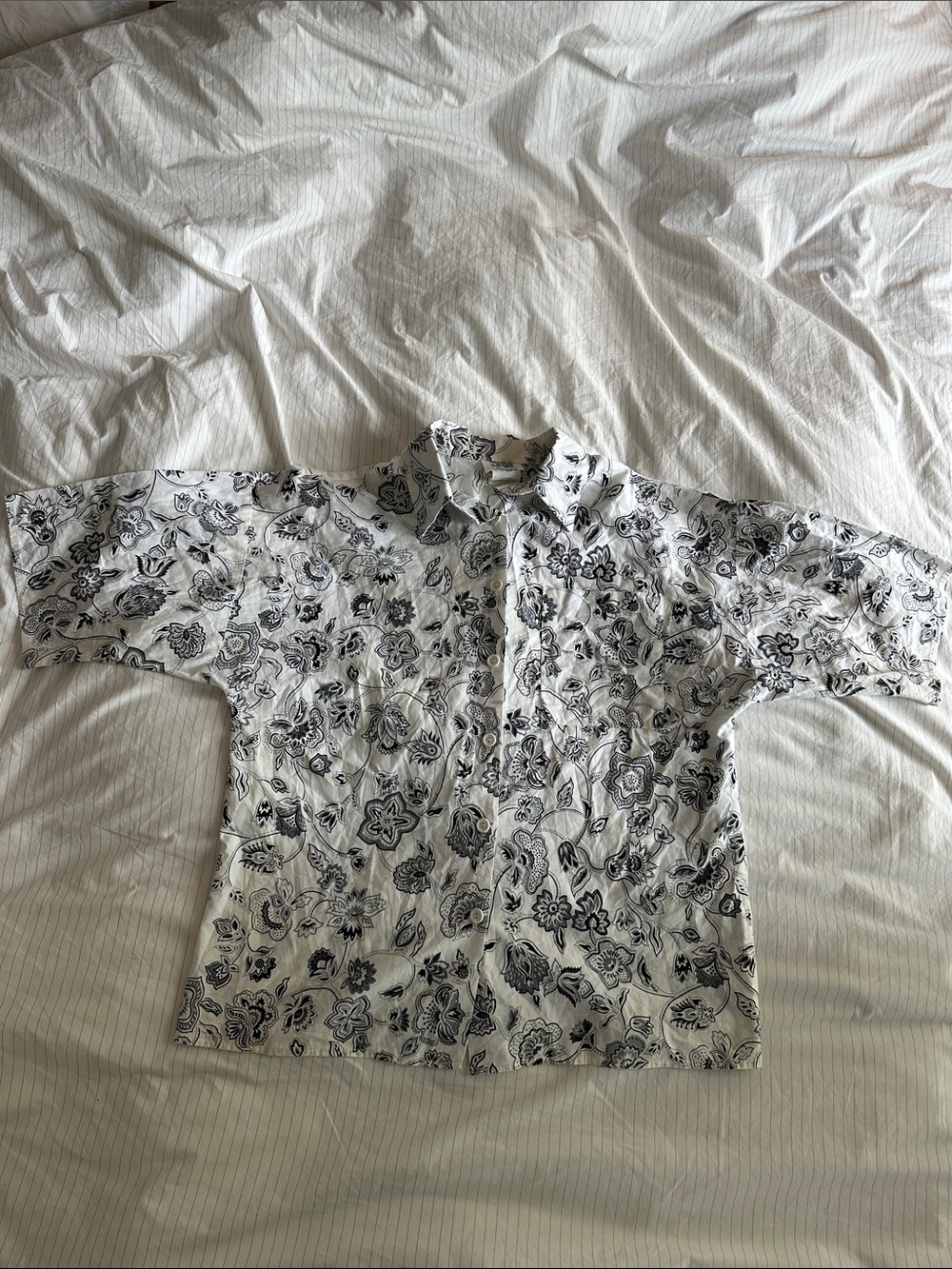 90s Vintage Soho - White Shirt with Black Paisley/Floral Print